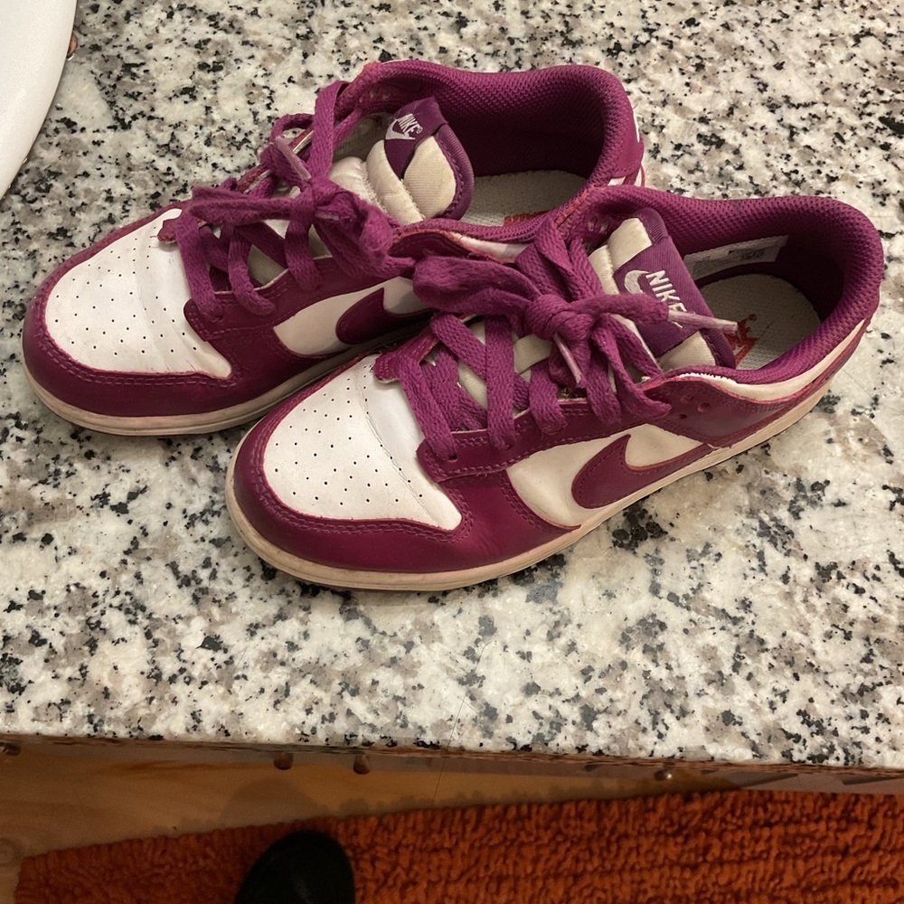 Nike Kids Low-Top Sneakers in White & Magenta